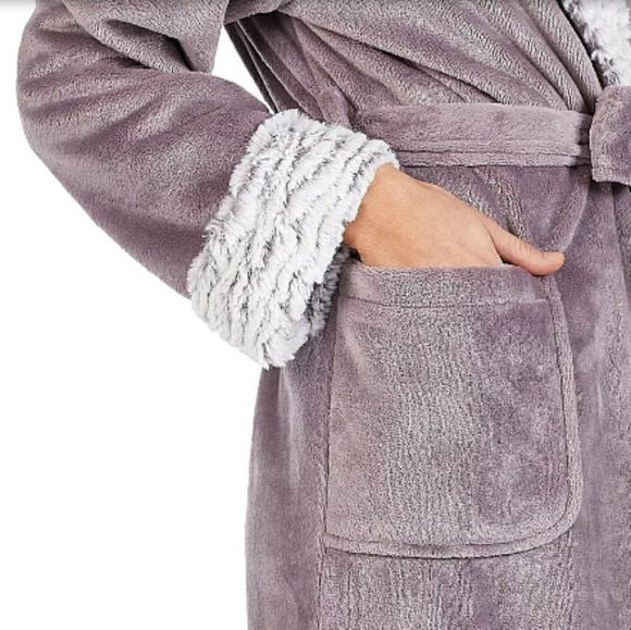 Robe - Picture 6 of 8